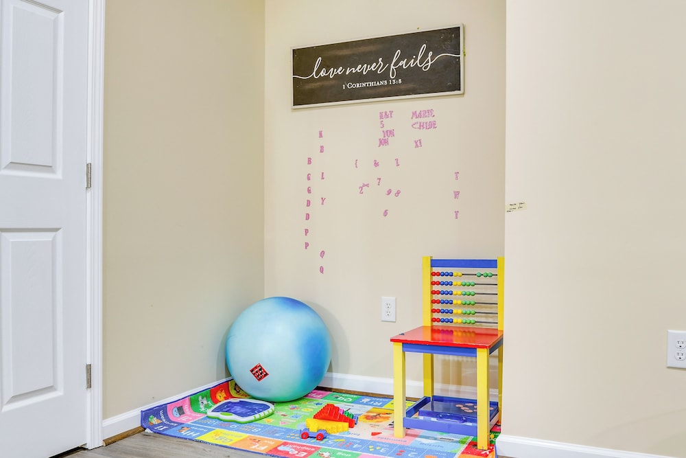 Pets Welcome! Cozy Family Apartment in Sterling