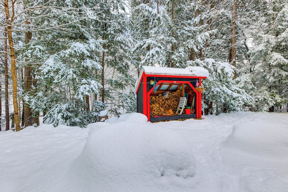 Cozy Ski Retreat! 3 Mi to Okemo Mtn Slopes