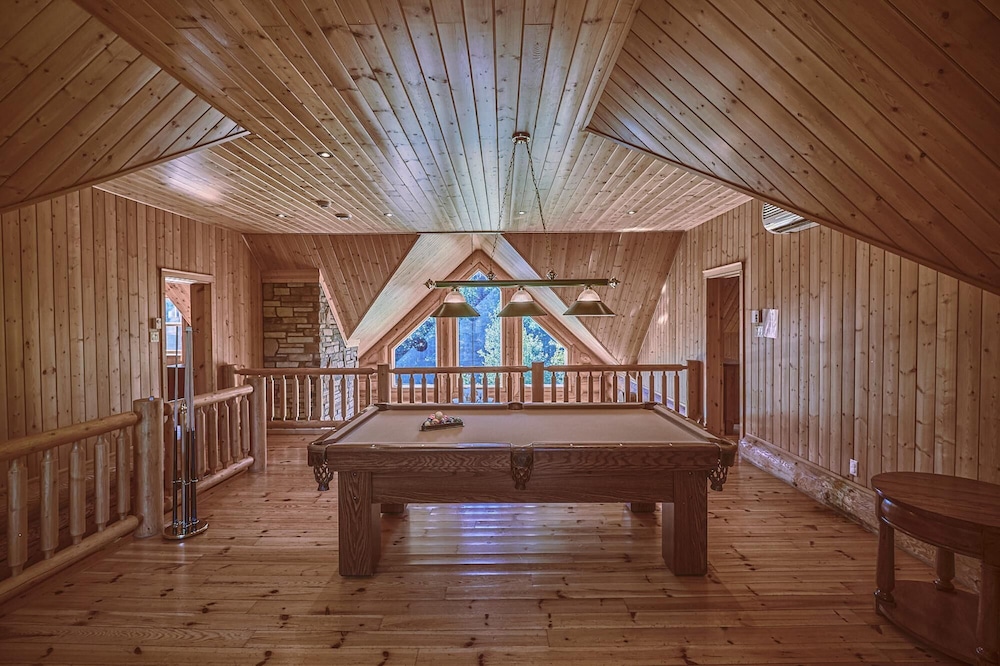 Executive Plus 44 - Majestic log Chalet With hot tub Sauna Heated Pool and Close to Activities
