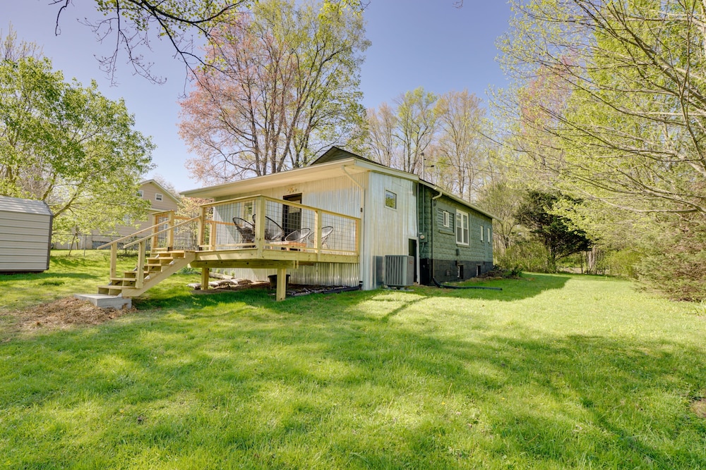 Mid-century Modern Fayetteville Home Close to Town view 3