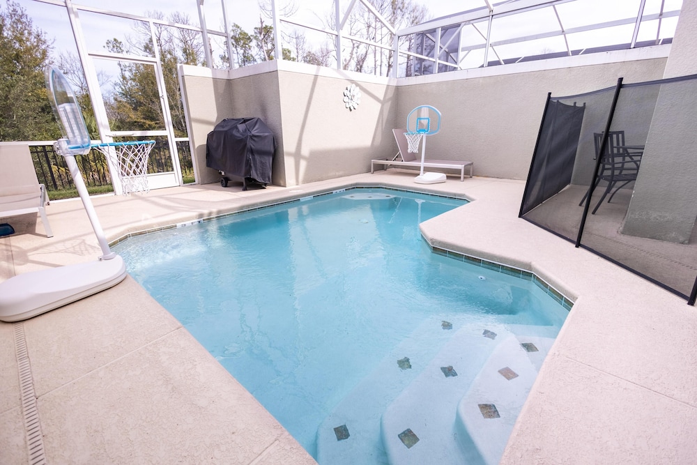 8967 CC - Cozy 5 Bed Home With Private Pool