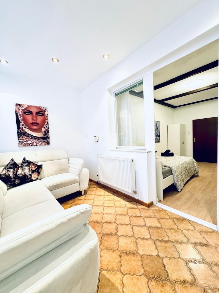 7 private Rooms in a spacious Villa