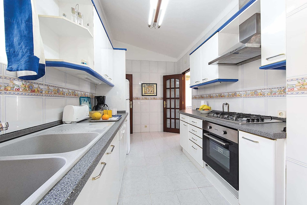 Located on a Quiet Cul-de-sac, Just Within 1 Mile From the Centre of Vilamoura view 4