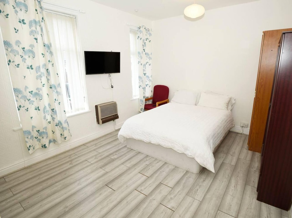 Fine 3-bed House in Manchester for up to 6 People view 4