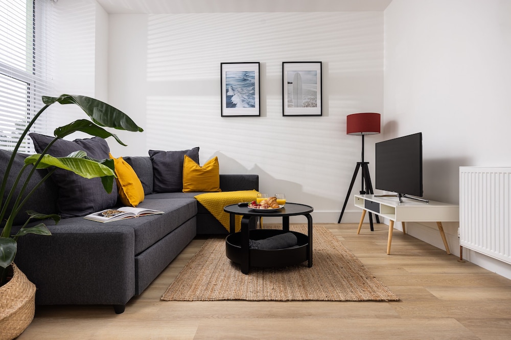 Plymouth City Centre Apartment-Sleeps 4 view 5