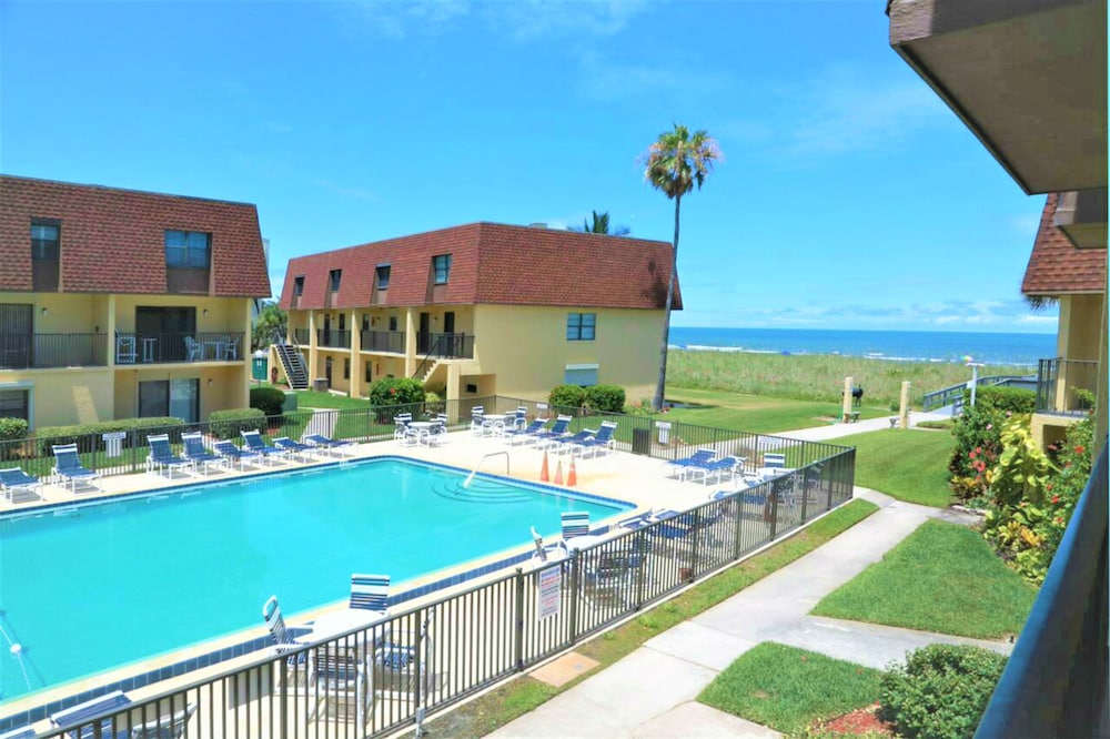 Cocoa Beach Club by Happy Palm Stays
