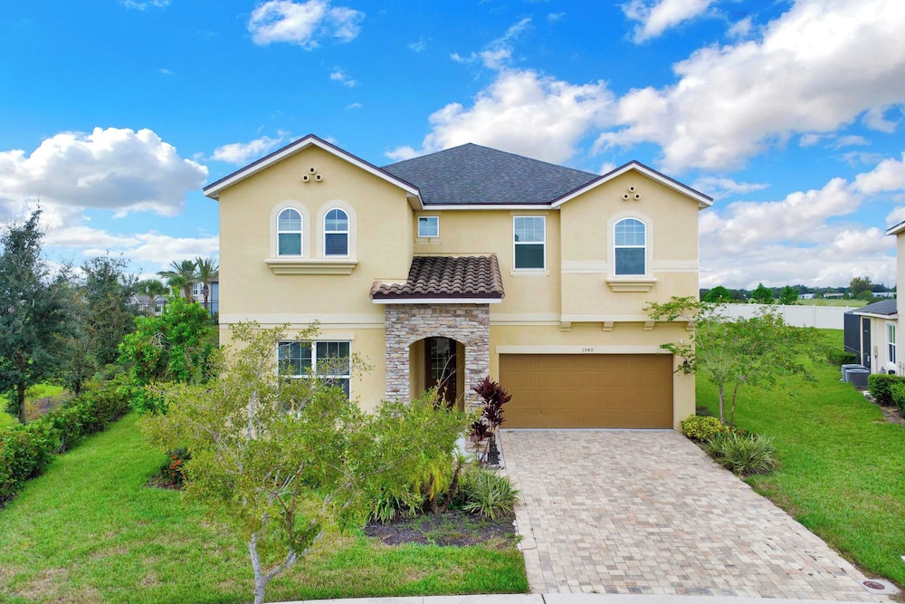 Sleeps 20! 9bdr, Star Wars-themed Game Room, Pool, Hot Tub Nassau by Avantstay