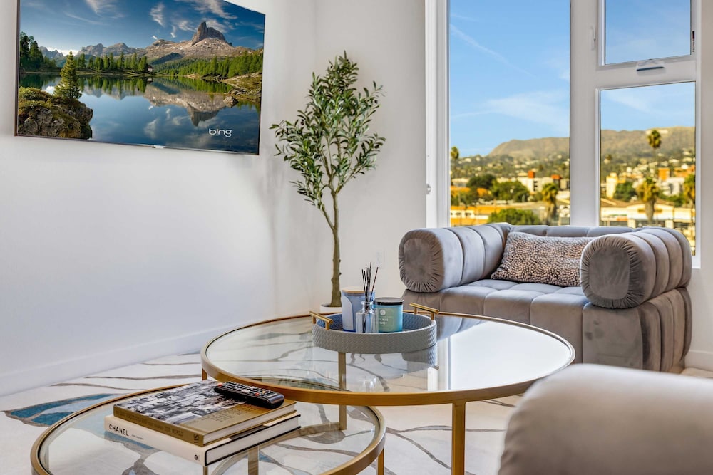 Luxury 3BR Hollywood Sign View by Oneluxstay