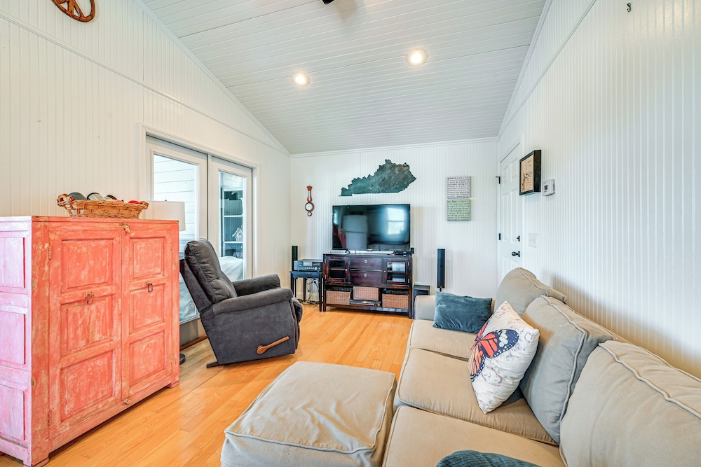 Nolin Lake Gem: Waterfront Retreat w/ Balcony!