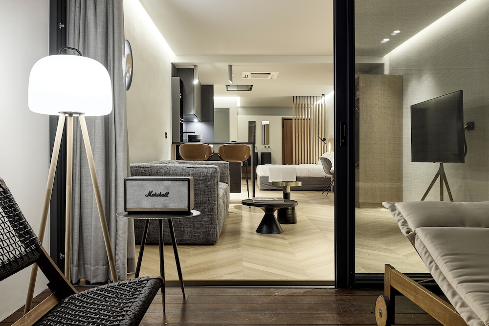 Cama Luxury Suites Kavouri