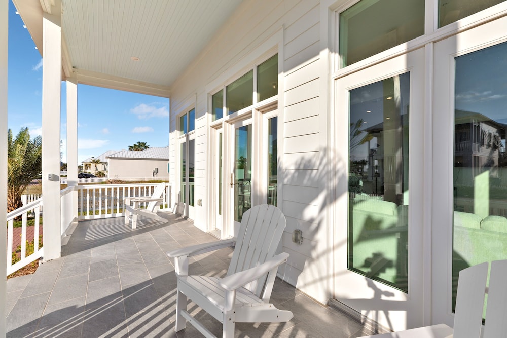 The Scarlett - Private Home At The Shores 3 Bedroom Home