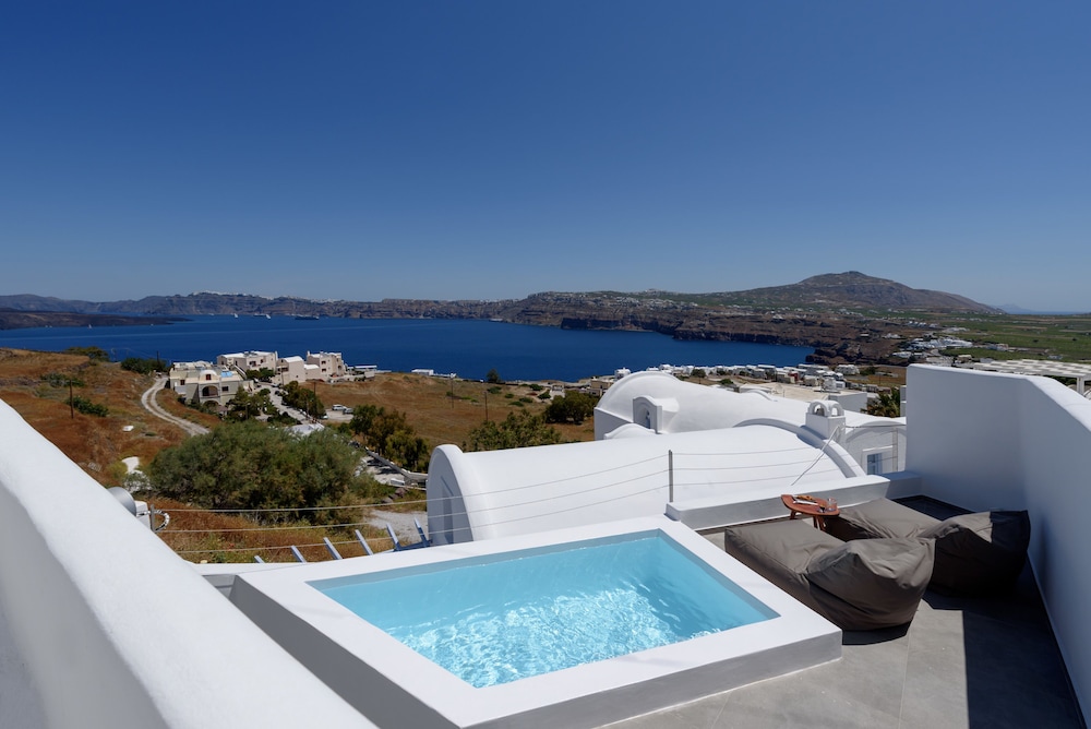 Earino Suites & Villas