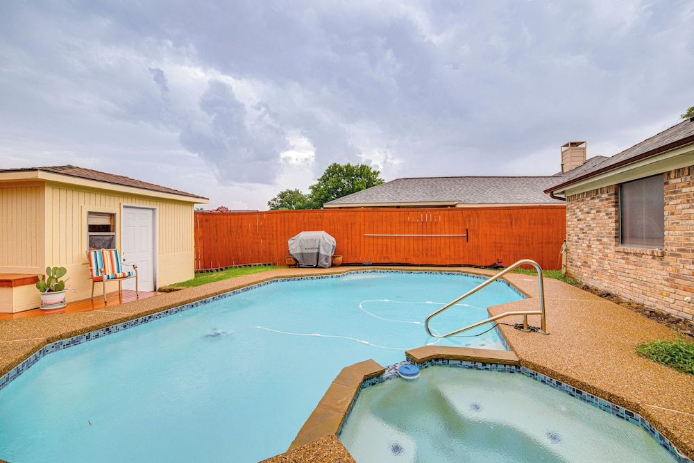 Pet-friendly Home w/ Pool - 8 Mi to Central Plano!