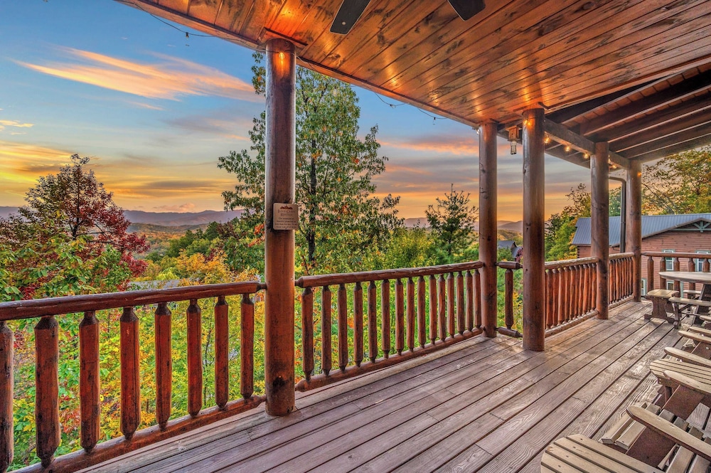 A View for All Seasons by Avantstay 12bdr w/ Game Room, Hot Tub, Movie Theater, Deck Views