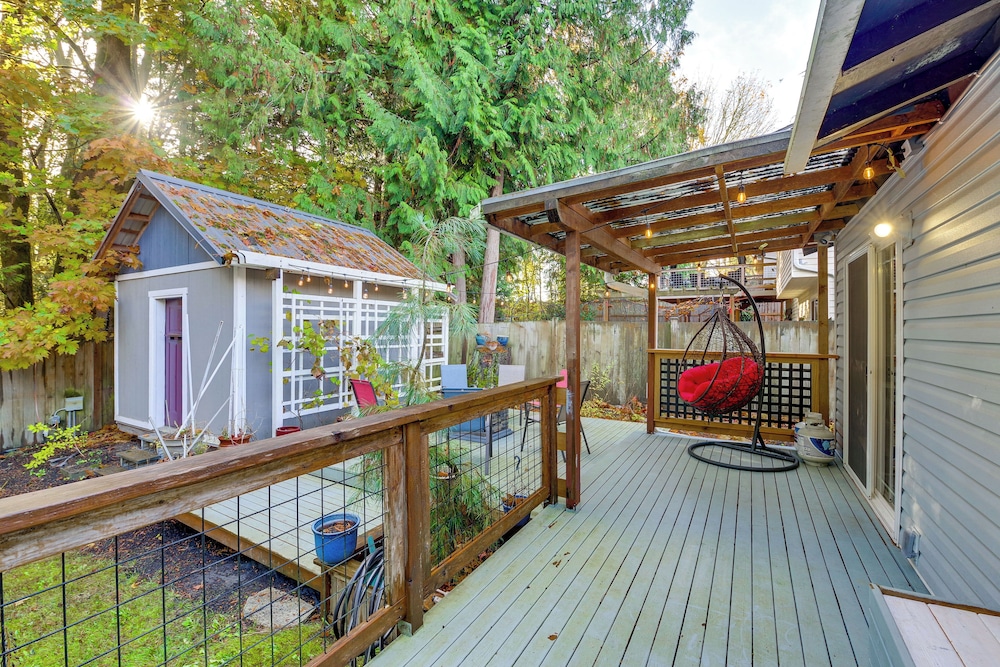 Family Retreat w/ Hot Tub & Game Room in Everett!