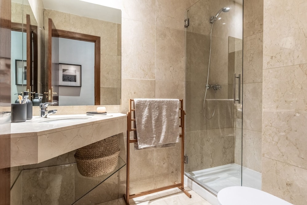 Uzer - 2 Bedrooms in Recoletos