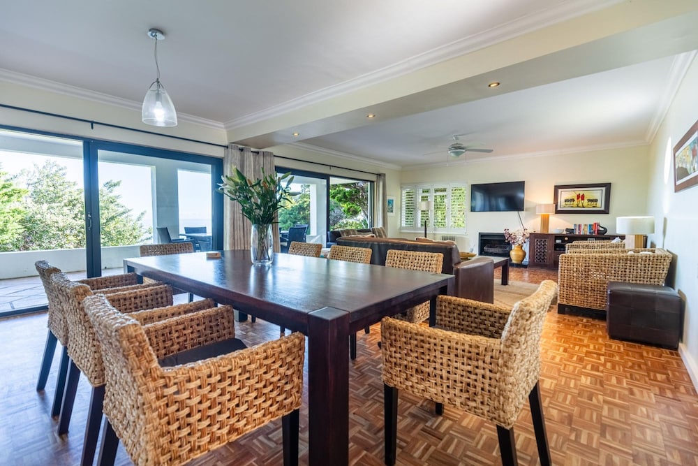 Camps Bay 4bed Home w Pool and Views Alma Marina