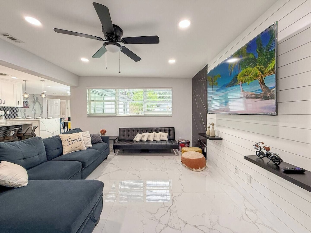 Modern Escape Chef s Kitchen Private Yard