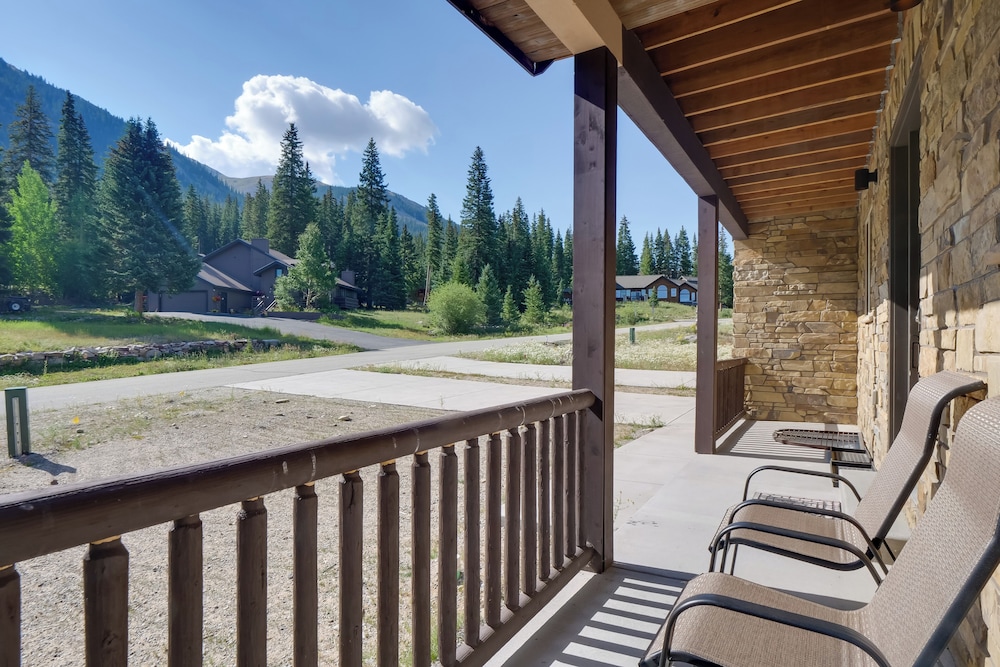 Hot Tub, Pool Table & Fireplaces: Blue River Gem