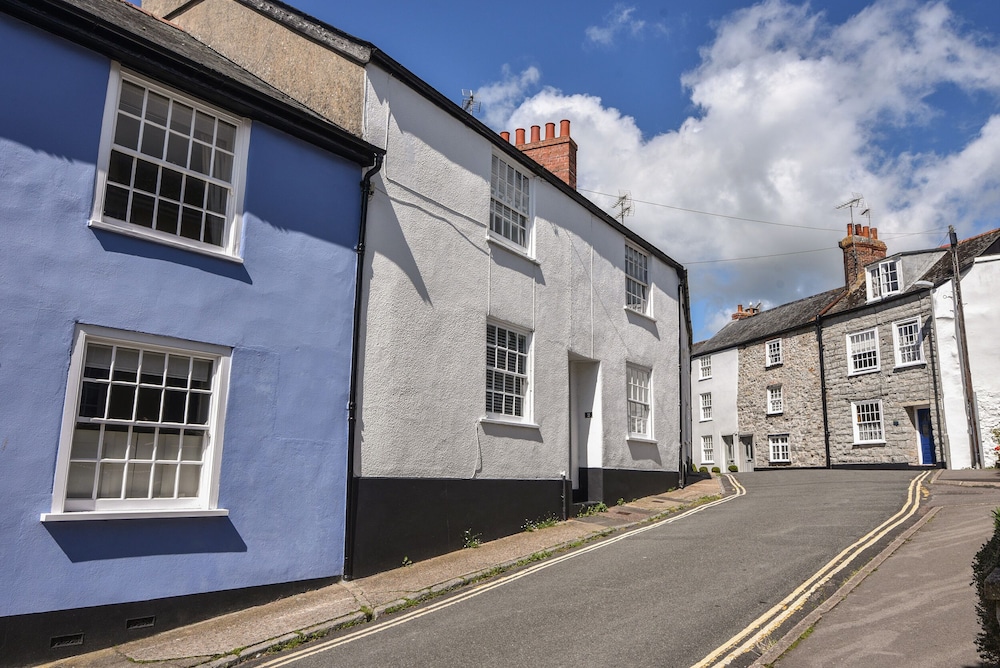 1 Dolphin Cottages