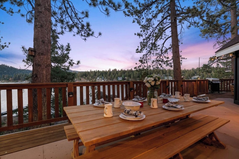 Stunning Lakefront Dock Views -Black Fox