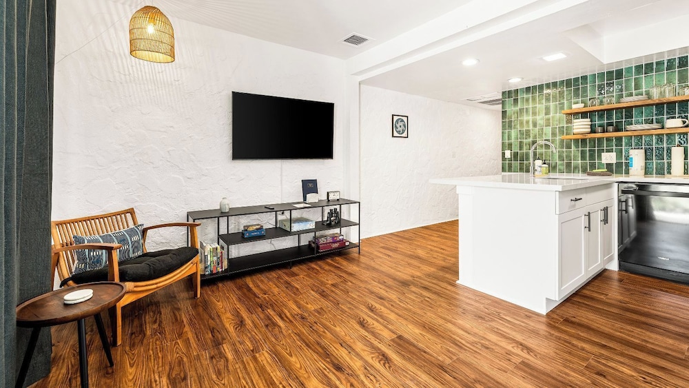 Completely Updated - Ground Floor - Washer/dryer in Unit - Vrkcv