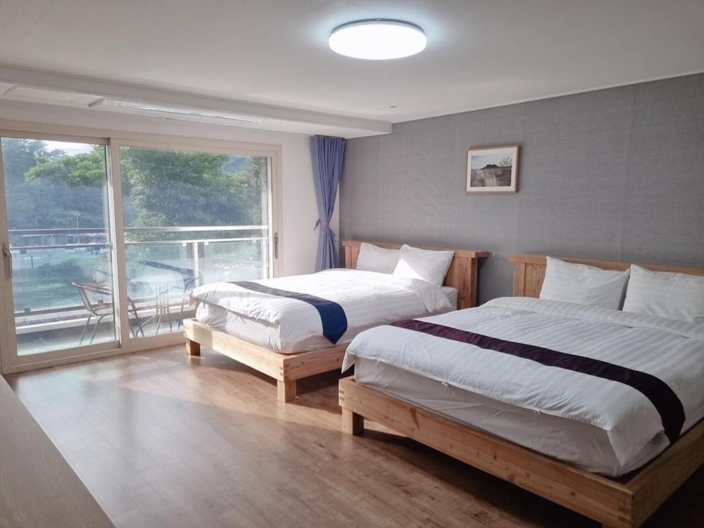 Cheonjiyeon Crystal Hotel 9