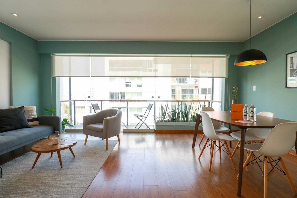 Lovely 2BR with Balcony in Miraflores
