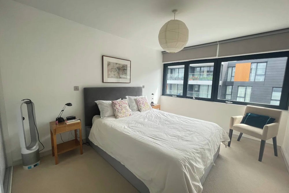 Chic 2BD Flat With Private Balcony - Greenwich