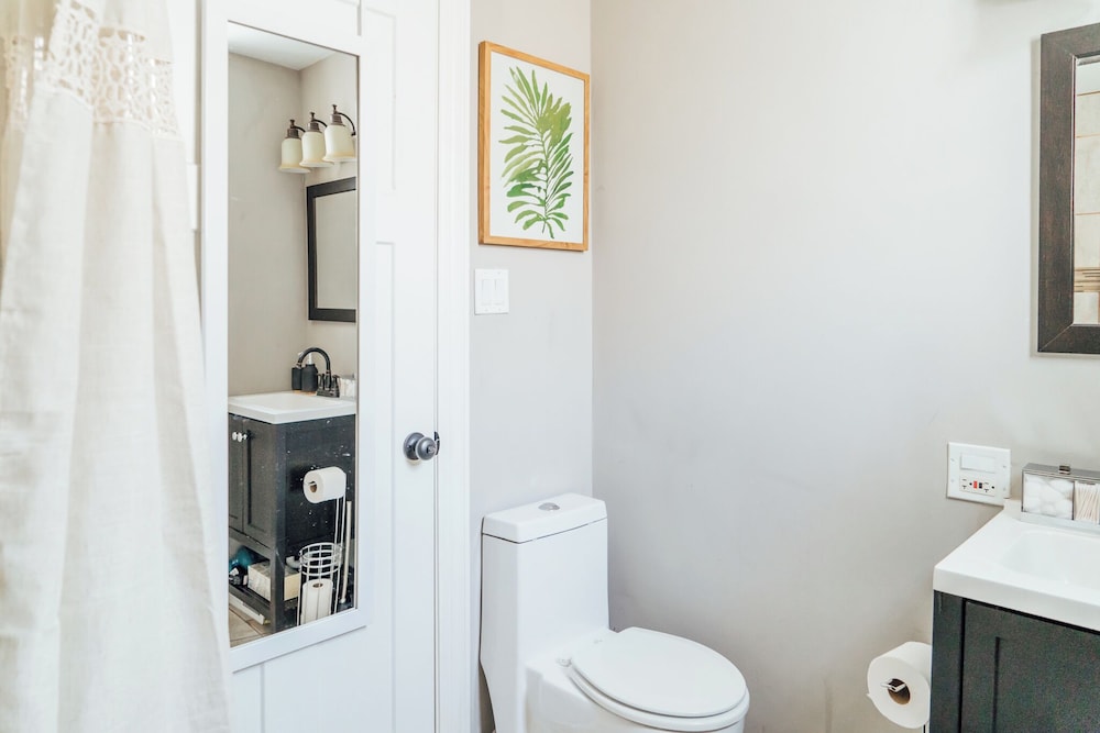 Homey 2BR - Central Charming