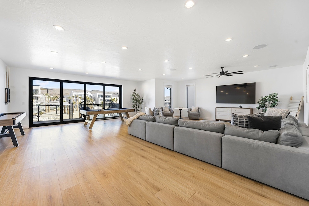 Sunny Days 7 Bedroom Home