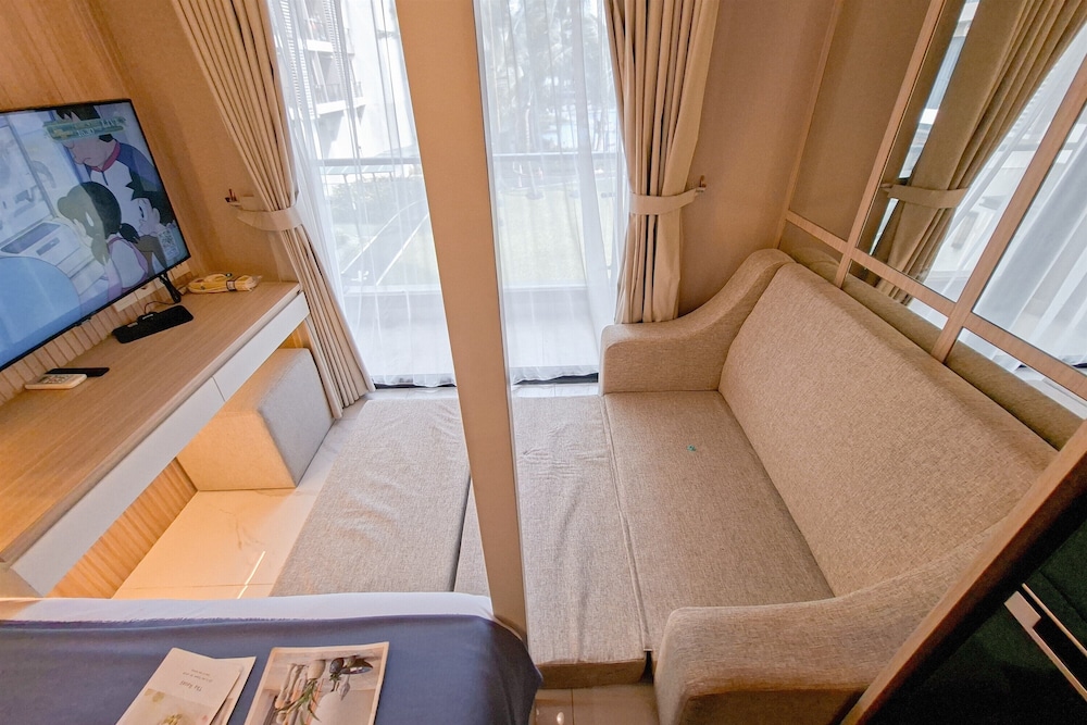 Elegant & Strategic Studio Room At Sky House Bsd Apartment