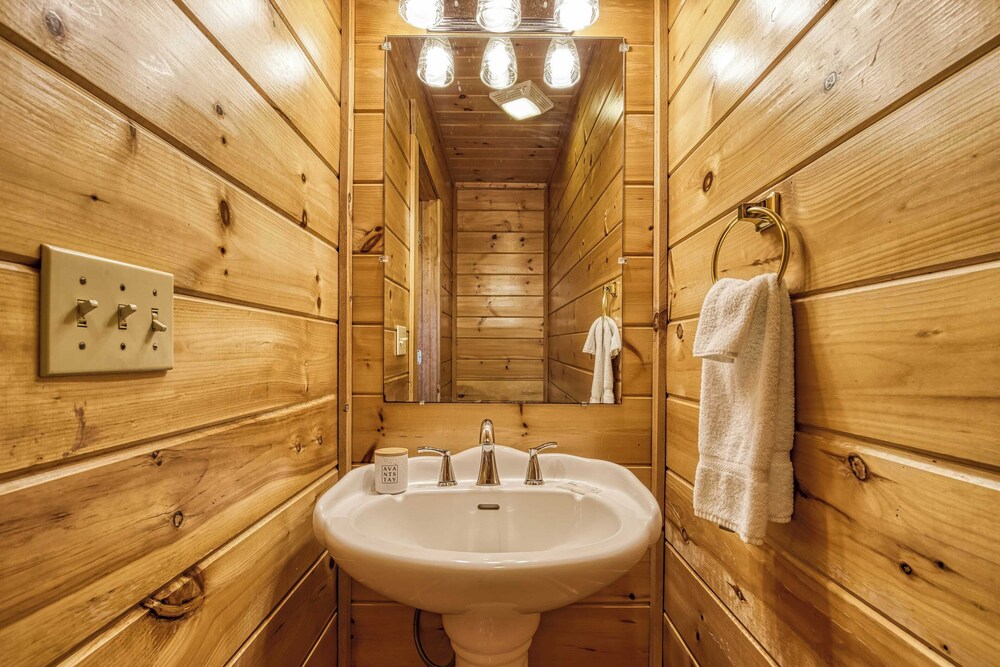 Hot Tub, Game Room, Movie Theater, View Sleeps 18 Lookout Lodge by Avantstay