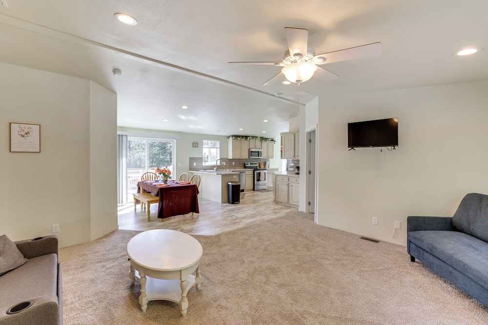 Mtn-view Gem w/ Outdoor Entertainment in Ahsahka!