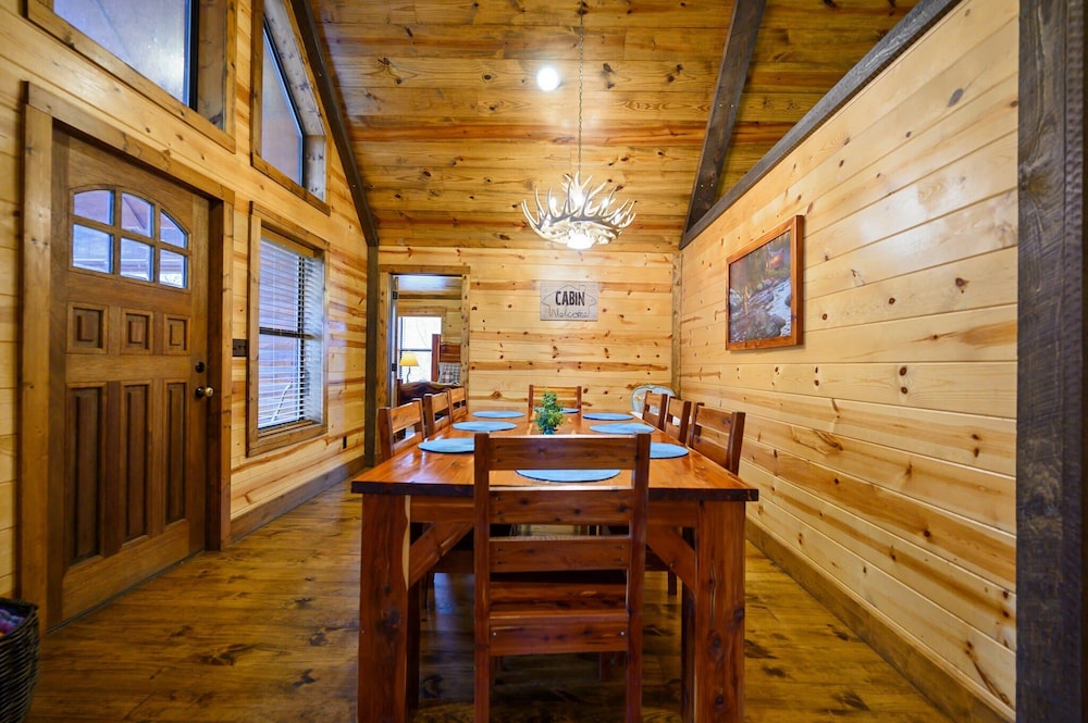 Whitetail Retreat Cabin for 13!