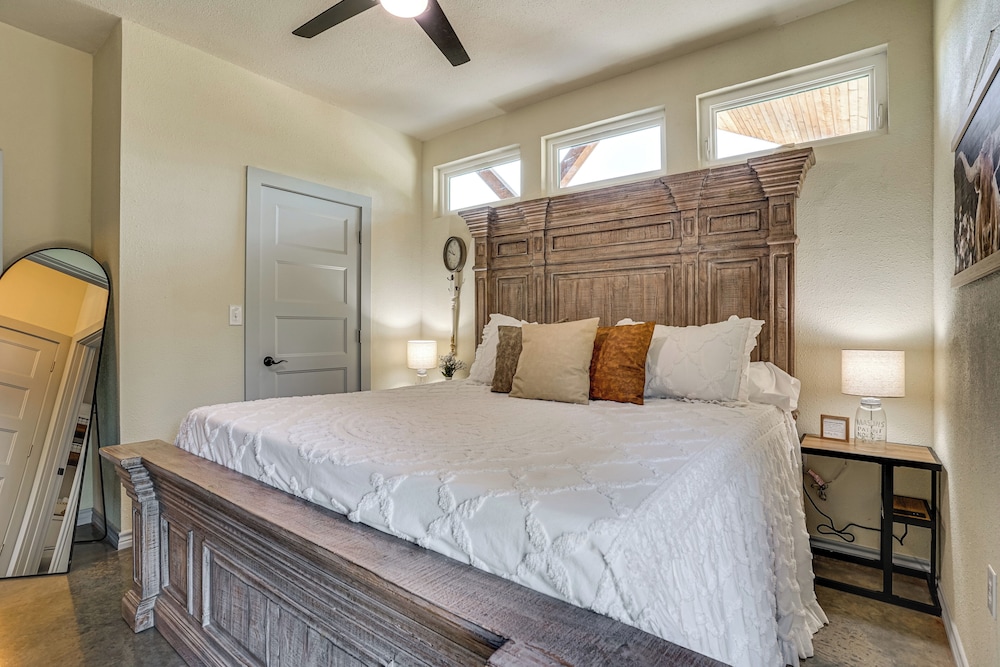 Recently Built Cabin w/ Pavilion in Granbury!