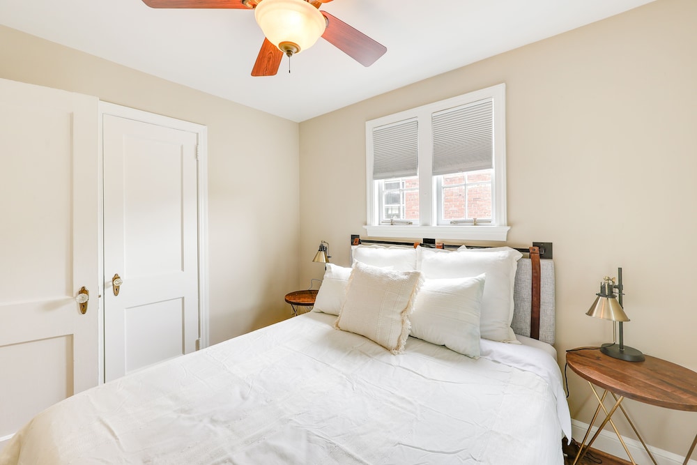 Modern Alexandria Townhome ~ 2 Mi to Old Town! view 4