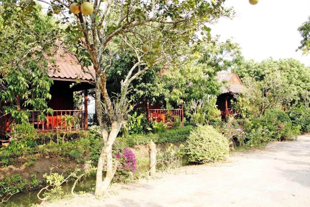 Baansuanlynjee Maeklong Resort