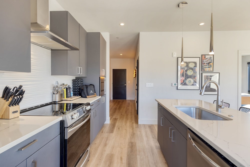 Honkey-tonk by Avantstay New Modern 2bdr in Walkable Midtown w Gym Pool