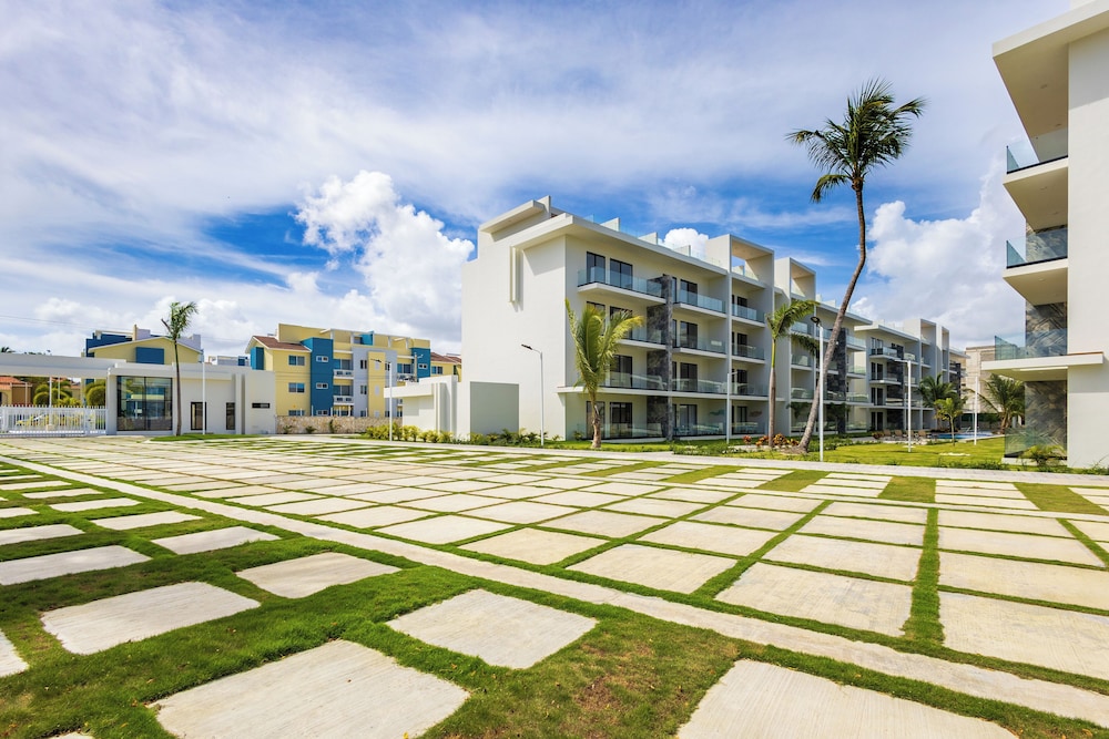 Tropical 2BR Retreat - Terrace, BBQ and Pool