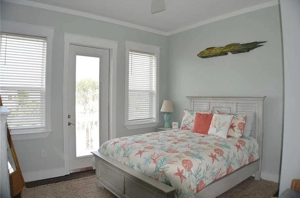 Beach House - Waterside Paradise by PHG