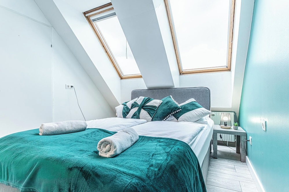 Stunning 12BR Floor For 24 People
