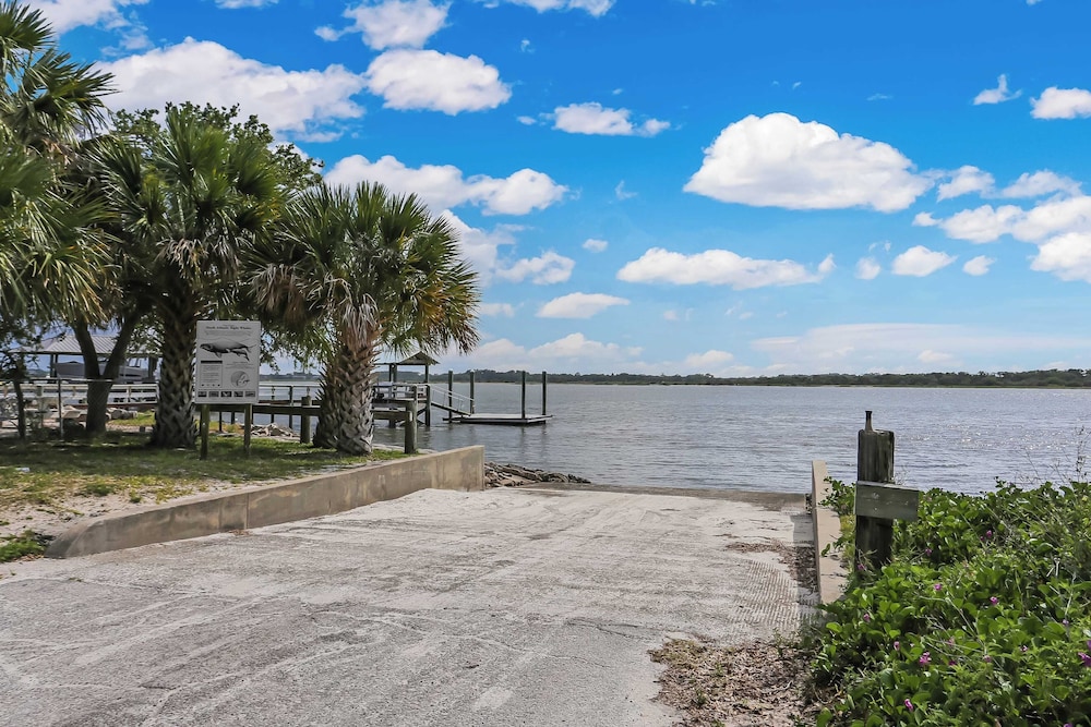 Serenity at Surfside by Avantstay Pool, Porches, Fire Pit & Arcade Near Vilano Beach