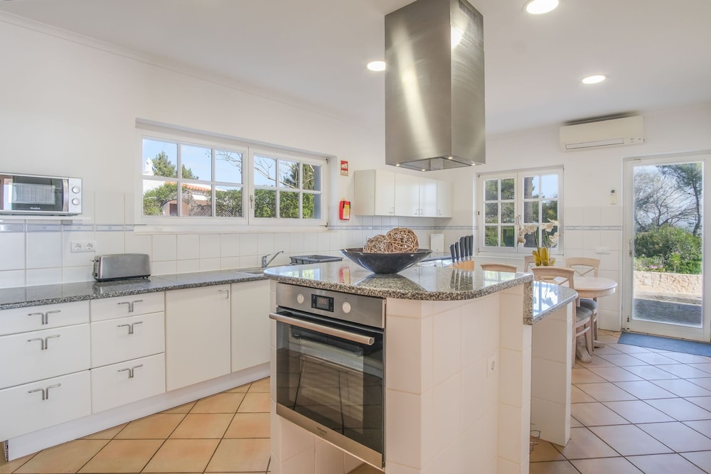 Vale Verde in Lagos With 6 Bedrooms and 4 Bathrooms