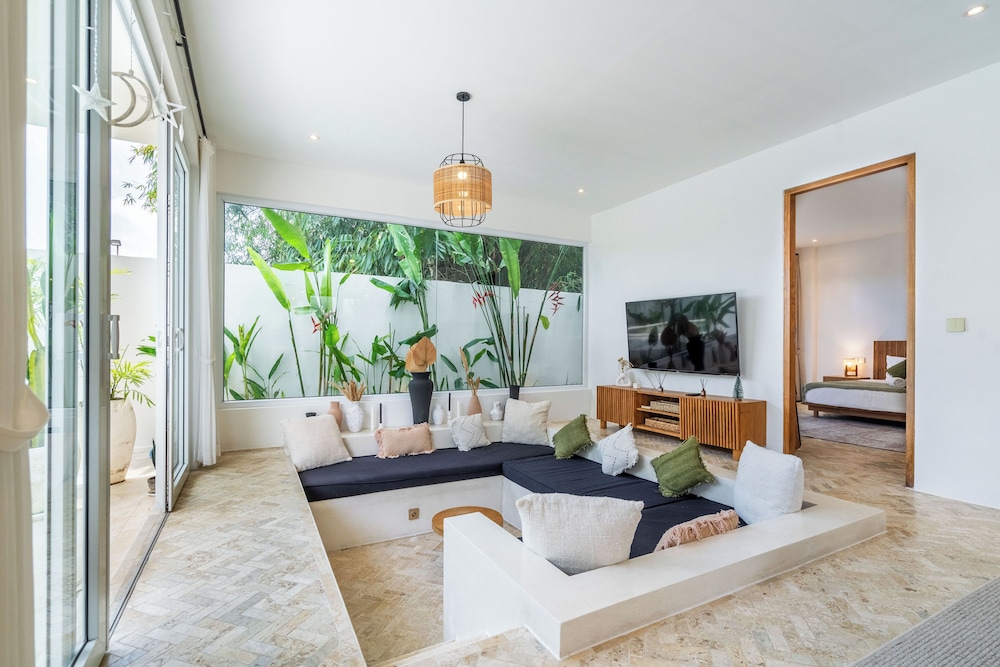 Eleven Villa Canggu - Calm Oasis with Pool and Privacy