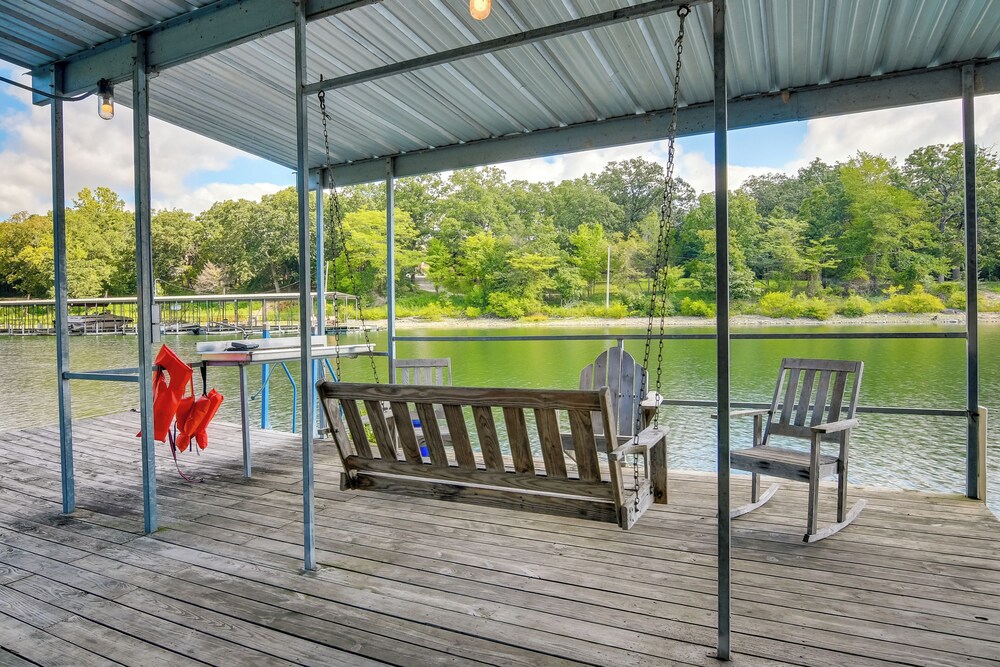 Charming Studio w/ Pool & Table Rock Lake Access!