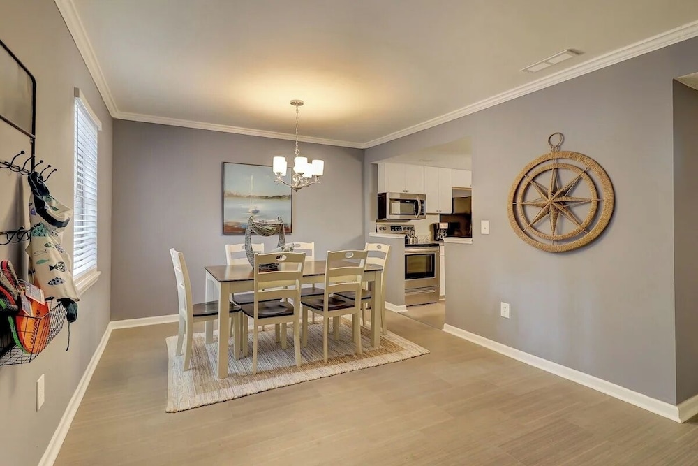 Spacious 3BR Hilton Head Getaway + Pool Access