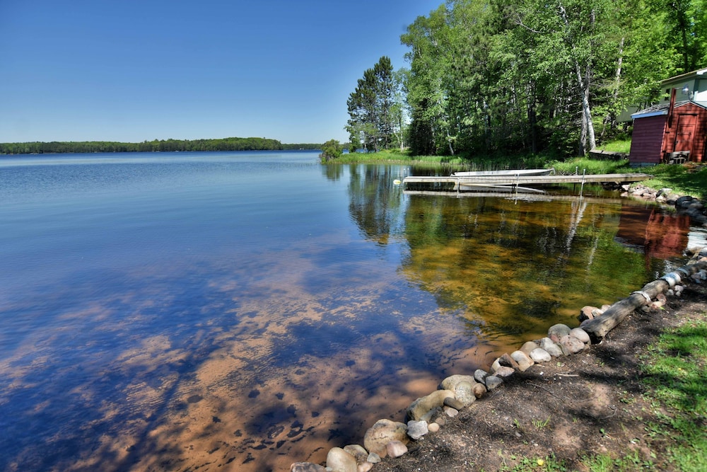 Butler's Bay Teal Lake 4 Bedroom Hotel Room by RedAwning
