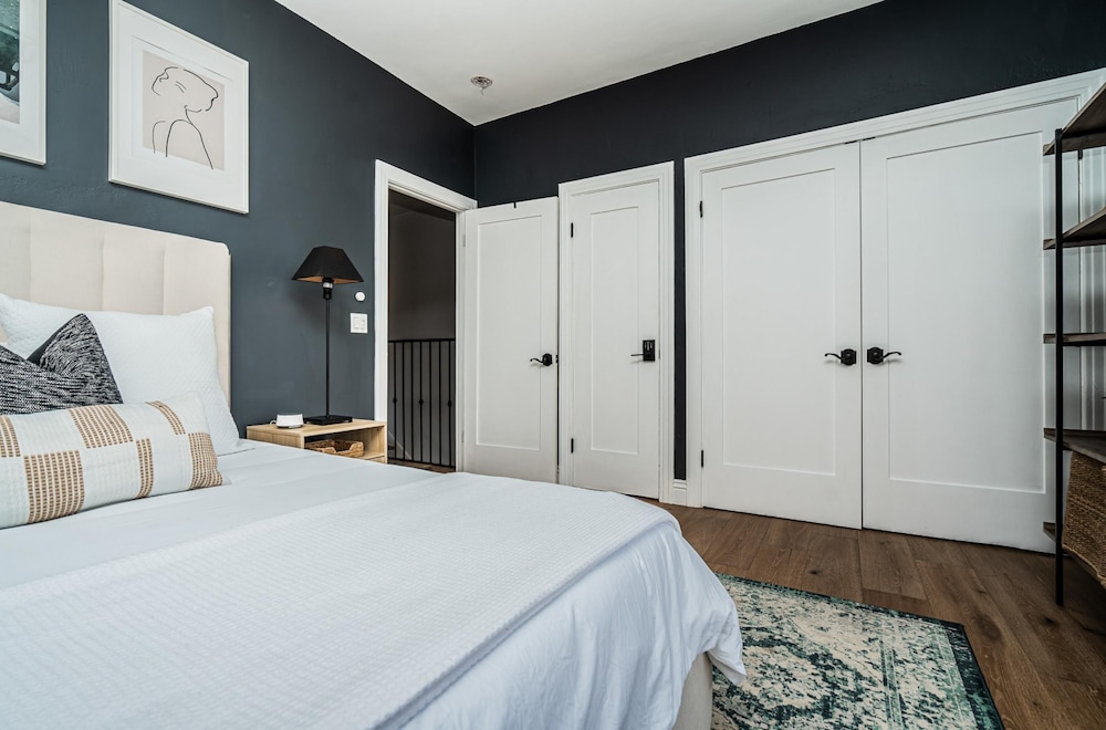 Spacious 5 BR Near Heart of South Park