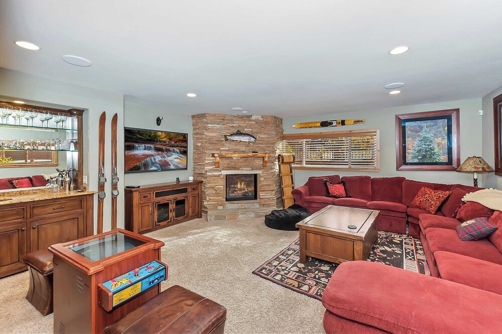 2 Lakefront Homes by Avantstay Sleeps 23, Private Dock+beach, Hot Tub, Fire Pit, Deck Views